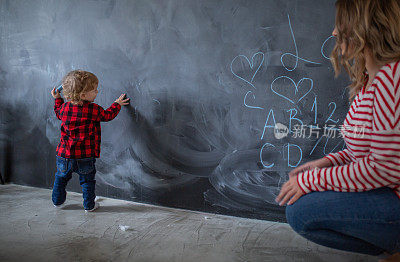 mother work´s and play with her child